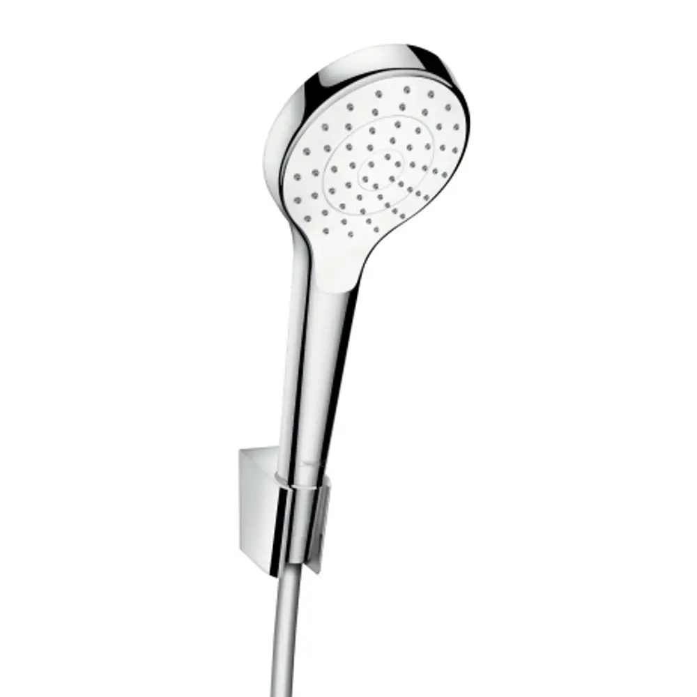 Hansgrohe Duschkopf mit spiralförmigen Düsen, montiert an einem Halter. Duschschlauch sichtbar, glänzende Oberfläche, einfacher Anschluss an die Wand.